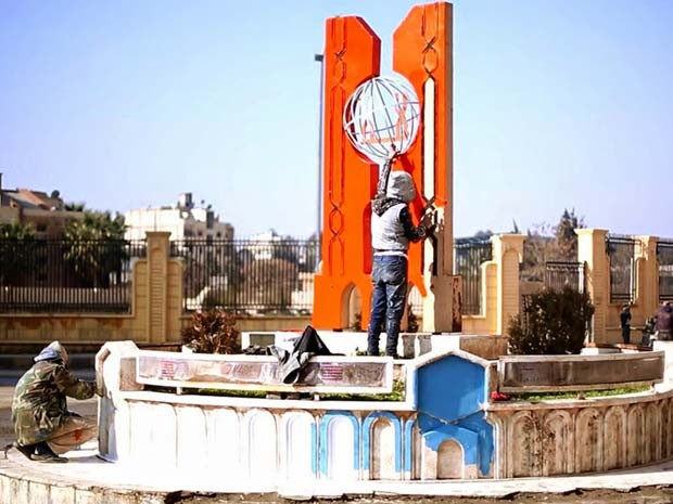 Imagem divulgada em abril mostra membros do Estado Islâmico pintando praça central em Raqqa, na Síria (Foto: Militant website via AP) Imagem divulgada em abril mostra membros do Estado Islâmico pintando praça central em Raqqa, na Síria (Foto: Militant website via AP)