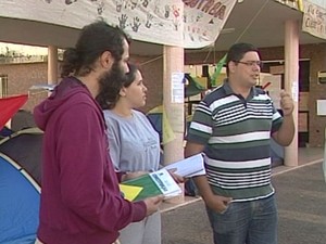 Manifestantes acampam em Ituiutaba,MG (Foto: Reprodução/TV Integração) Manifestantes acampam em Ituiutaba,MG (Foto: Reprodução/TV Integração)