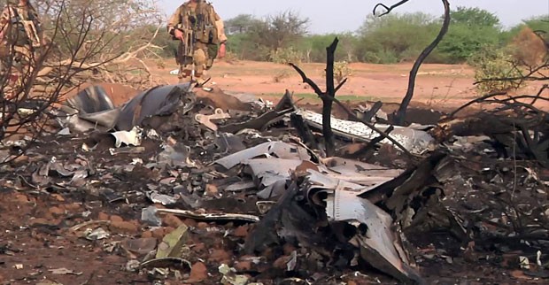 Foto divulgada pelo Exército da França mostra destroços do avião da Air Algérie que caiu no Mali (Foto: ECPAD/AP)