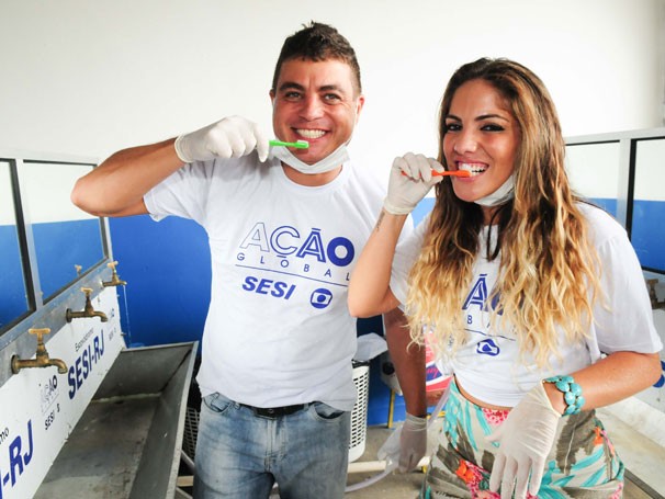 Os ex-BBBs Dhomini e Anamara participam da atividade de higiene bucal (Foto: Divulgação / Kiko Cabral)