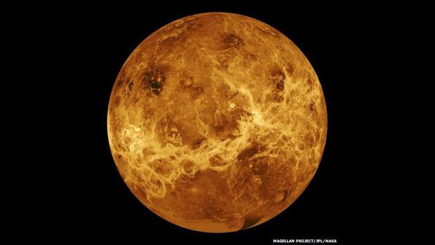 A superfície de Vênus aparece nesta imagem computadorizada produzida a partir de fotos da sonda Magellan, que orbitou o planeta nos anos 1990, adicionando as cores captadas pelas sondas soviéticas Venera 13 e 14 (Foto: Projeto Magellan/JPL/NASA)