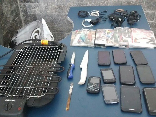 Churrasqueira e facões são encontrados em unidade prisional de policiais no Rio (Foto: Divulgação)