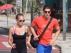 Enzo Celulari corre na praia com a namorada Jéssica Günter