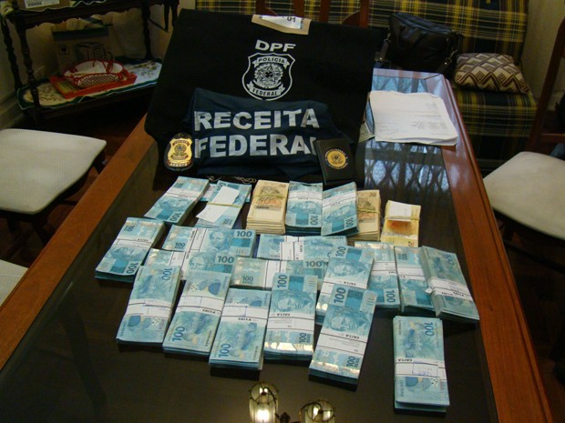 Polícia Federal localiza e apreende R$ 350 na casa de auditor da Receita Federal investigado por fraude (Foto: Tatiana Santiago/G1)