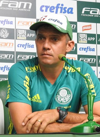 Provável retranca desafia poder palmeirense de rodar a bola