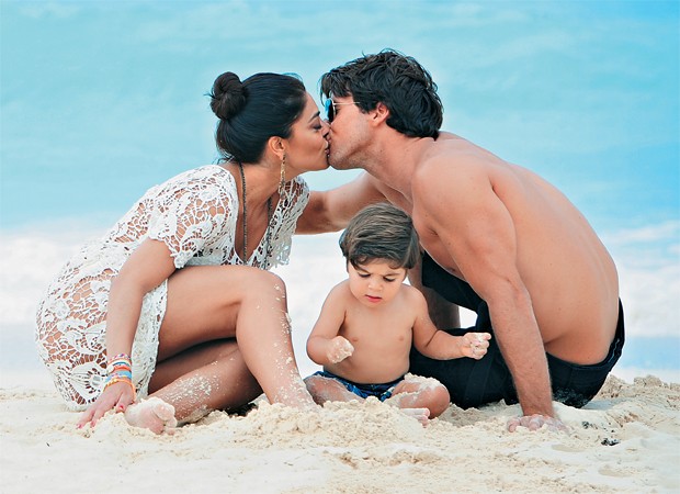 Juliana Paes beija o marido, Carlos Eduardo Baptista, nas areias de Seven Mile Beach (Foto: Rebeccaa Davidson/ Bop Comunicação)