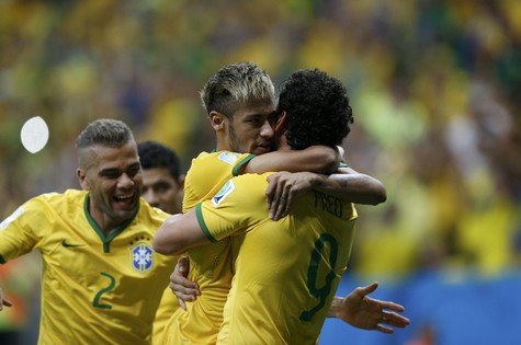 Neymar comemora um de seus gols contra o time de Camarões (Foto: Reuters)
