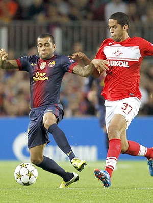 Rômulo e Daniel Alves, Barcelona x Spartak Moscow (Foto: Agência EFE)