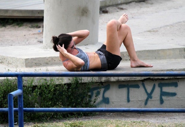 Glenda Kozlowski se exercita na orla (Foto: André Freitas / AgNews)