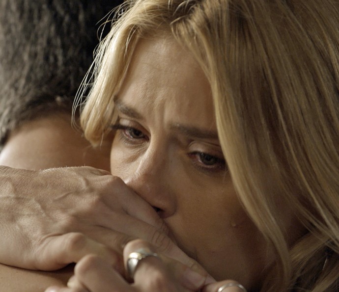 Lara se conforta nos braços do amado (Foto: TV Globo)