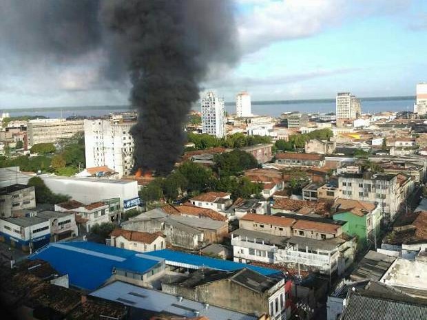 Incêndio atinge lojas de material de festa em Belém. (Foto: Reprodução/ TV Liberal)