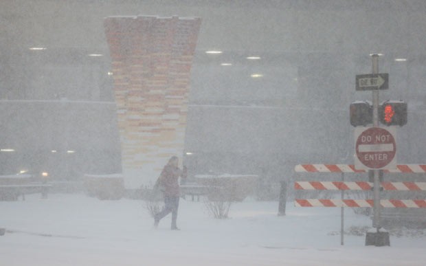 Morador enfrenta nevasca em Kansas City nesta quinta-feira (21) (Foto: AP)