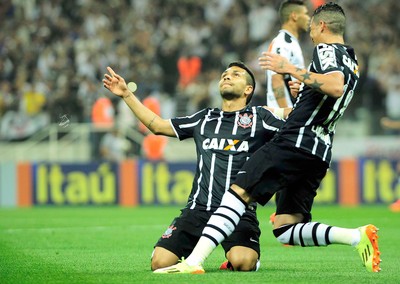 Camisa autografada de Petros vai a leilão para ajudar instituições sociais