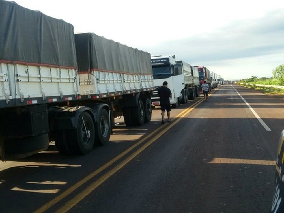 Congestionamento na BR-163 por causa da manifestação de professores e sem-terra (Foto: PRF/ Divulgação)