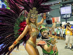 Destaque da Mocidade posa junto com ritmista da escola (Foto: Alexandre Durão/G1)