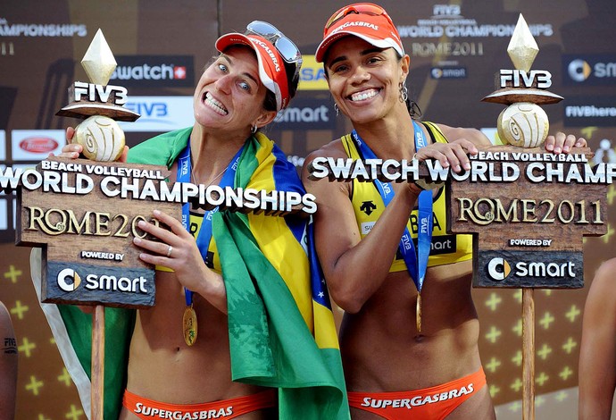 Juliana e Larissa pódio vôlei de praia 2011 (Foto: Divulgação / FIVB)