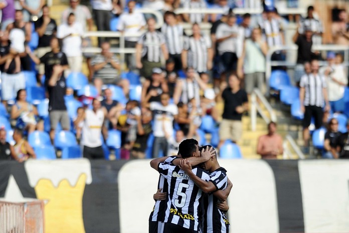 JOgadores do Botafogo celebram gol sobre o Bragantino (Foto: DHAVID NORMANDO/FUTURA PRESS/ESTADÃO CONTEÚDO)