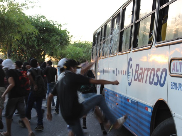 Um grupo de manifestantes quebraram um ônibus da empresa Barroso que passava pela Avenida Maranhão, nas proximidades do Shopping da Cidade. (Foto: Ellyo Teixeira/G1)