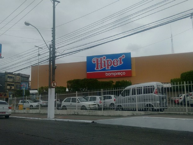 Supermercado localizado na Buarque de Macedo será o primeiro a encerra as atividades em Maceió (Foto: Marcio Chagas/G1)