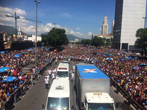 Multidão acompanha o Monobloco na manhã deste domingo na Avenida Presidente Vargas, no Centro do Rio (Foto: Matheus Rodrigues/G1)