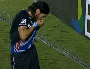 loco abreu beija escudo do botafogo, jogo do figueirense (Foto: Reprodução / Rede Globo)