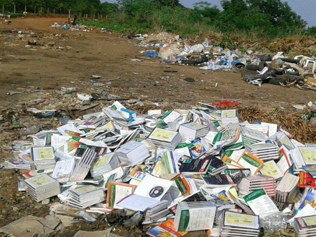 Livros foram encontrados em lixão nesta terça-feira (8) (Foto: Polícia Militar/ Nova Xavantina-MT)