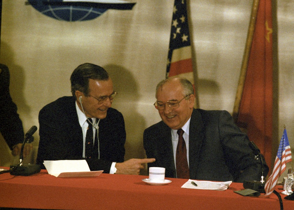Os presidentes George H. W. Bush, à esquerda, e Mikhail Gorbatchov, à direita, no Encontro de Malta, em 1989 (Foto: Yuriy Somov / Юрий Сомов)