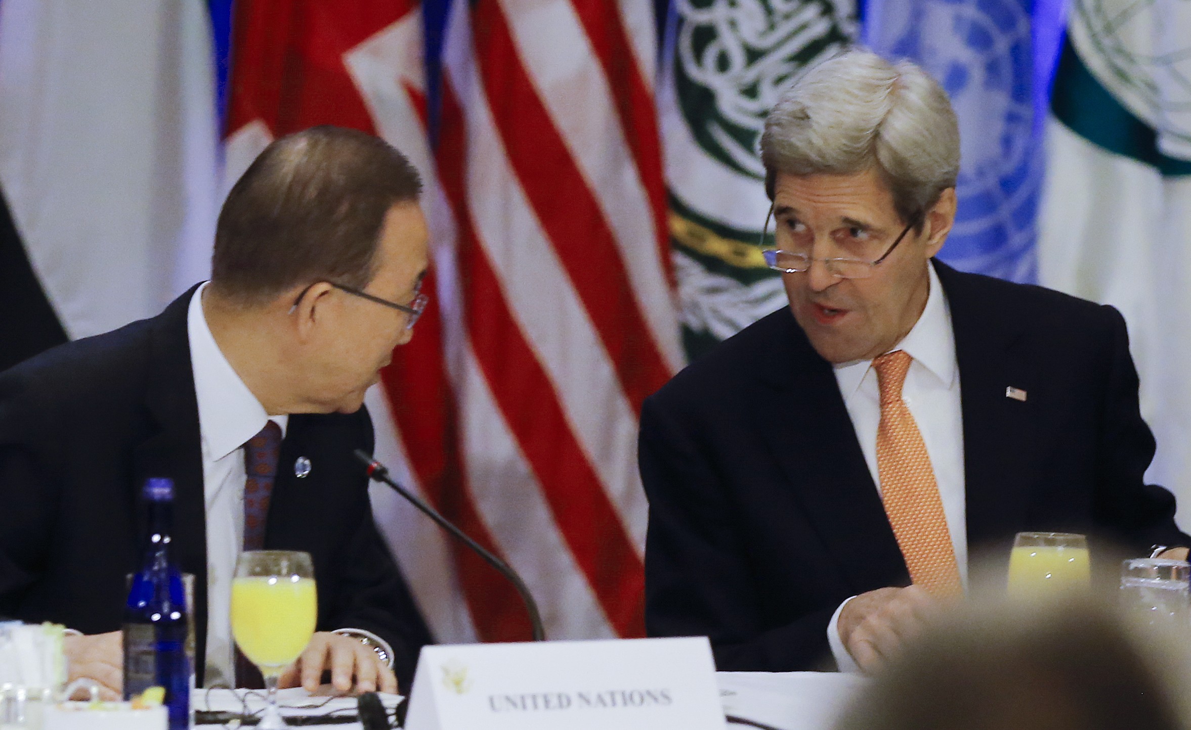 O secretário-geral da ONU, Ban Ki-Moon (esquerda) e o secretário de Estado americano, John Kerry, conversam pouco antes do incio da reunião do grupo de apoio à Síria, nesta sexta-feira (18), em Nova York (Foto: Carlo Allegri/Pool Photo via AP)