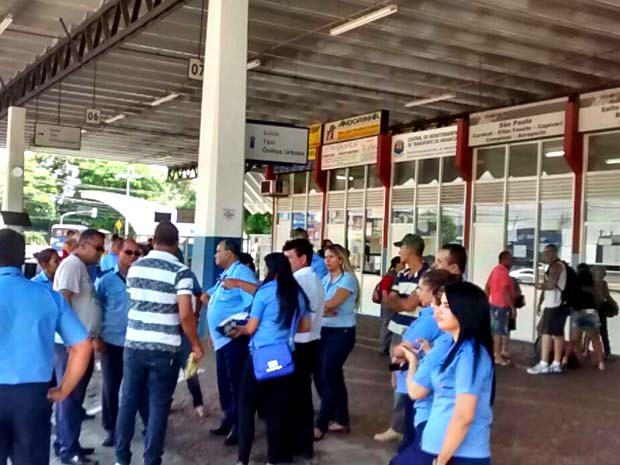 Funcionários suspenderam as viagens na Rodoviária de Indaiatuba (Foto: VC no G1)