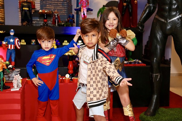 Giovanna e Pawel com o primo Henry, filho de Simone e Kaká Diniz (Foto: Manuela Scarpa/Brazil News) Giovanna e Pawel com o primo Henry, filho de Simone e Kaká Diniz (Foto: Manuela Scarpa/Brazil News)