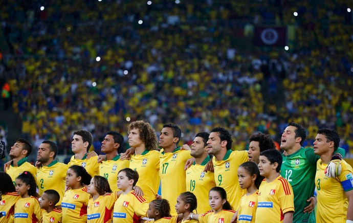Jogadores Brasil posado cantando hino final copa das confederações (Foto: Agência Reuters)