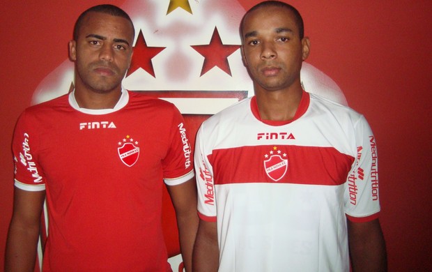 Zagueiros Diego Macedo e Douglas Assis são apresentados no Vila Nova (Foto: Guilherme Gonçalves)