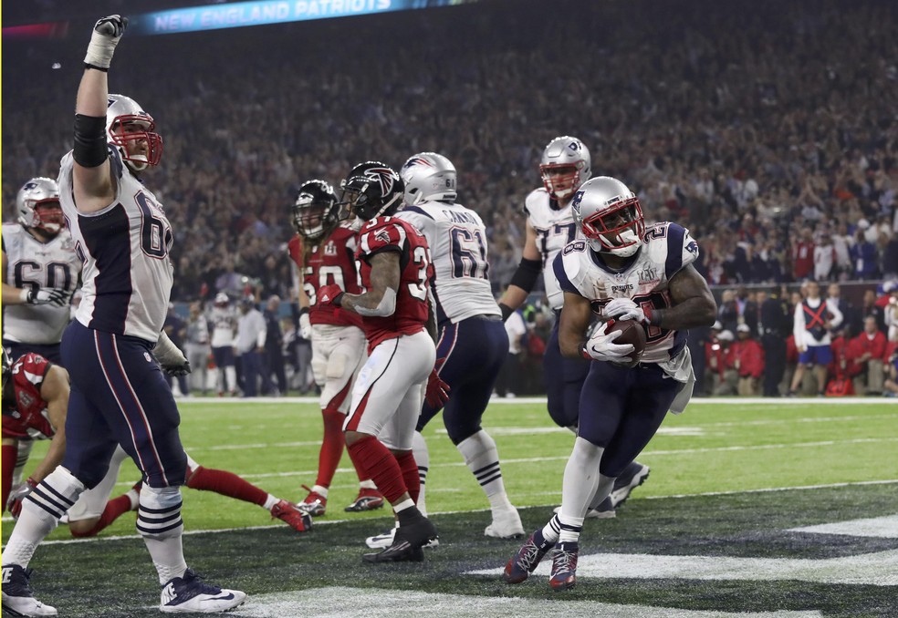 James White entra na endzone e dá aos Patriots o título do Super Bowl 51 - James White NFL (Foto: Reuters)
