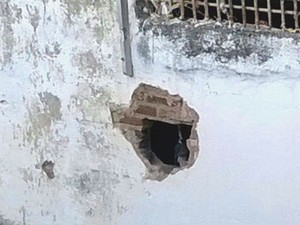 Presos abriram buraco em parede do CDP da Ribeira e fugiram (Foto: Divulgação/PM)