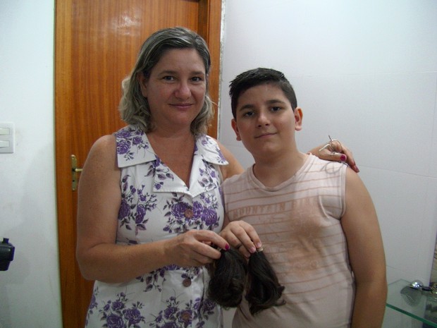 Mãe permitiu que filho deixasse o cabelo crescer porque mechas seriam doadas (Foto: Naiara Arpini/ G1 ES)