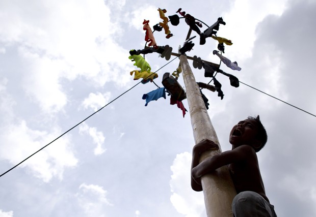 Garoto grita durante tentativa de escalada em festival realizado em Gombak, na Malásia (Foto: Mohd Rasfan/AFP)