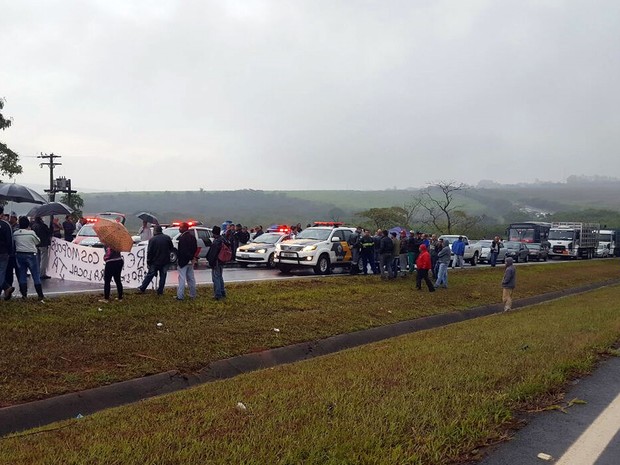 Manifestantes bloqueiam trecho da Rodovia Zeferino Vaz  (Foto: André Natale/EPTV)