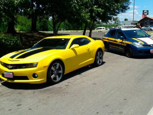 Camaro amarelo foi flagrado a mais de 200 km/h na freeway (Foto: Divulgação/PRF)