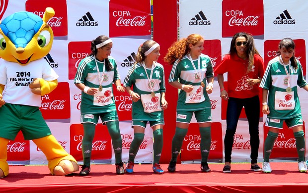 Marta crianças Copa Coca Cola dança (Foto: Leonardo Filipo / Globoesporte.com)