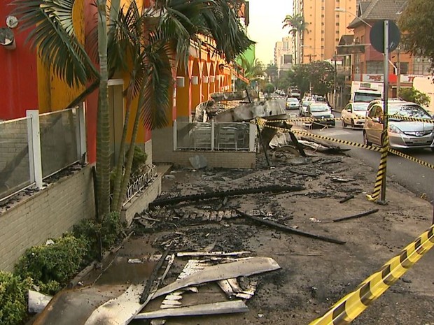 Parte da estrutura do restaurante desabou durante o incêndio em Ribeirão Preto (Foto: Paulo Souza/EPTV)