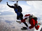 Papai Noel radical salta de paraquedas em Belém
