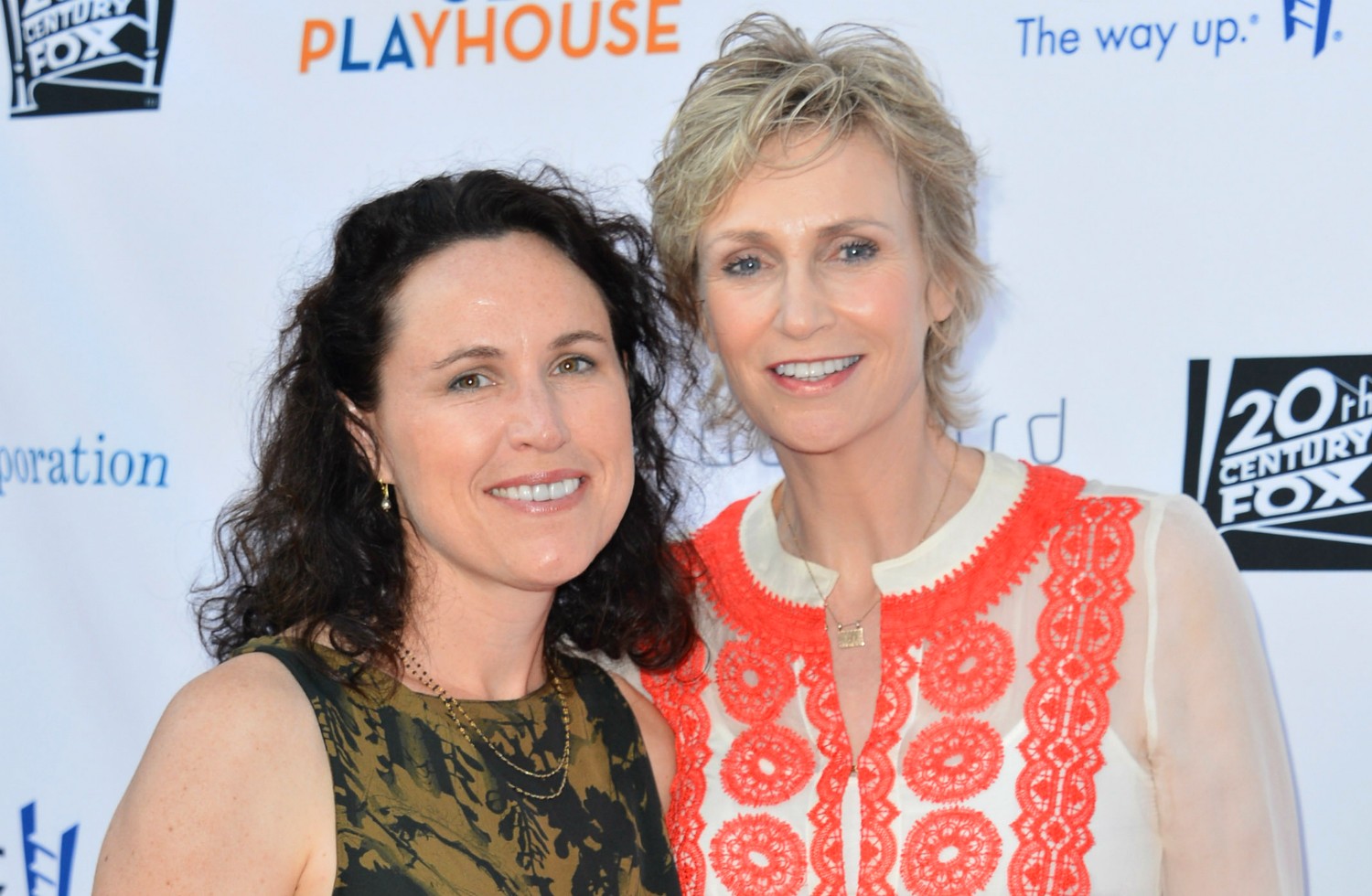 Jane Lynch, a Sue Sylvester de 'Glee, formava um belo casal ao lado da psicóloga Lara Embry. Elas se casaram em 2010, mas, três anos depois, anunciaram a separação frisando que têm "diferenças inconciliáveis". (Foto: Getty Images)