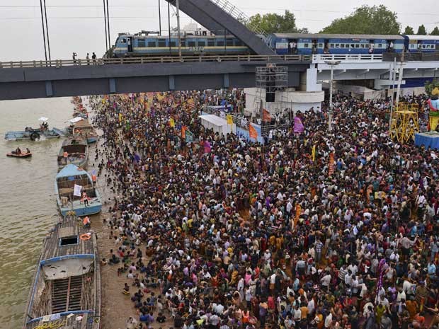 Multidão às margens do rio Godavari, em Rajahmundry (Foto: Reuters)