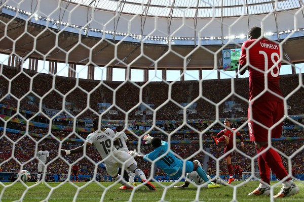 O goleiro da Dauda se complicou em um lance fácil e entregou a bola para que Cristiano Ronaldo fizesse o segundo gol de Portugal sobre Gana (Foto: Getty Images)