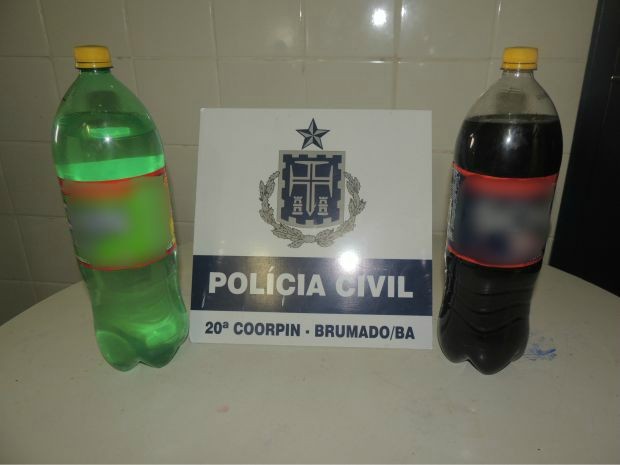 Refrigerante misturado com bebida alcoólica é apreendido na cadeia de Brumado (Foto: Lay Amorim/Brumado Notícias)