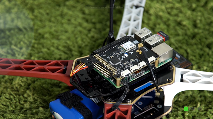 Acoplado à Navio2, o Raspberry Pi pode ser usado como controlador de um drone (Foto: Divulgação/Emlid)