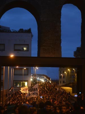 Milhares de italianos tomaram as ruas de Roma durante protesto chamado 'Dia sem Monti', neste sábado (27) (Foto: Filippo Monteforte/AFP)