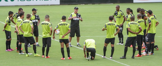 Levir Culpi conversa com jogadores do Atlético-MG, na Cidade do Galo (Foto: Bruno Cantini/CAM)