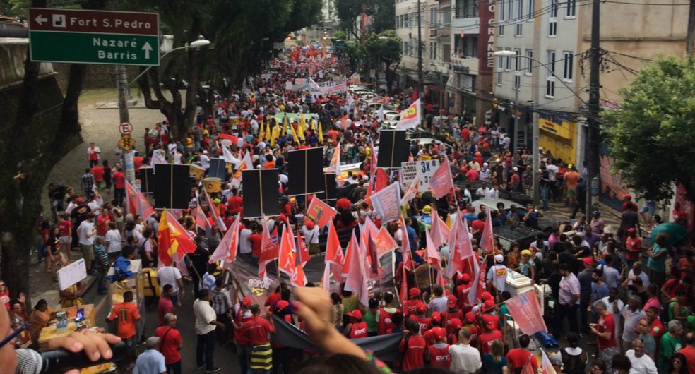 Protesto saiu do Largo do Campo Grande e segue sentido Praça Castro Alves (Foto: Maiana Belo/G1 Bahia)