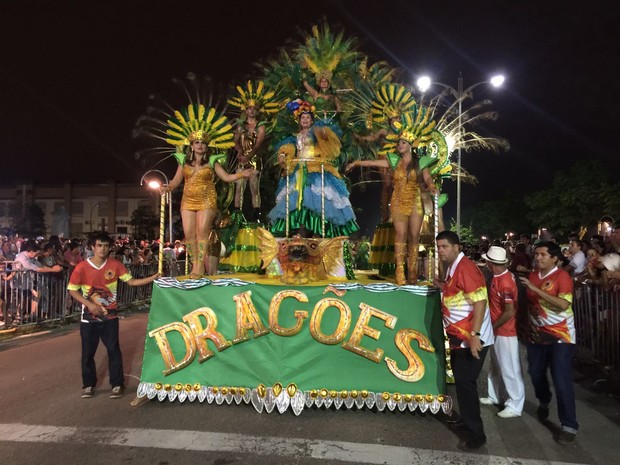 Quarta escola a desfilar em Joinville é a Dragões do Samba (Foto: Kleber Pizzamiglio/RBS TV)